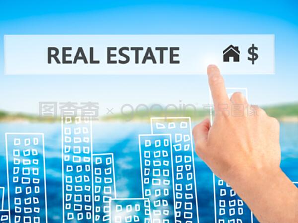 房地产经纪人按下虚拟屏幕上的按钮